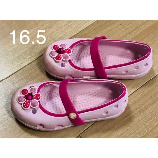 クロックス(crocs)の【サイズ16.5】ピンククロックス　花のジビッツつき　C9　サンダル(サンダル)