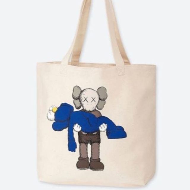 UNIQLO(ユニクロ)のユニクロ UNIQLO KAWS トートバック レディースのバッグ(トートバッグ)の商品写真