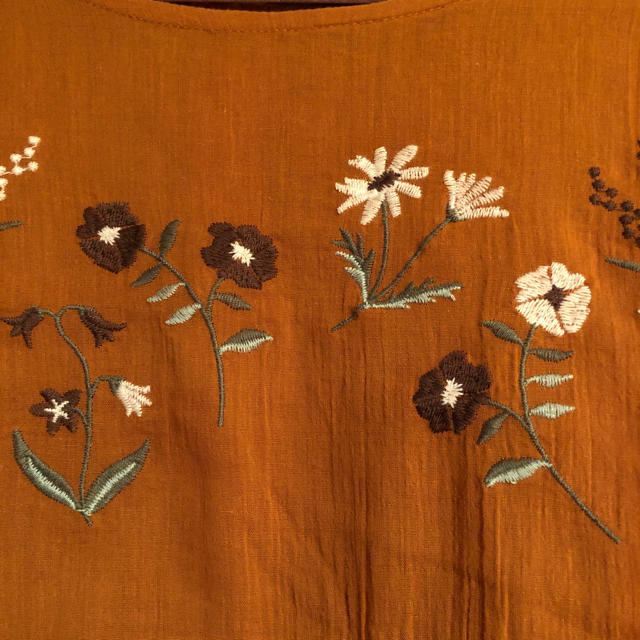 ehka sopo(エヘカソポ)のお花の刺繍入りカットソー レディースのトップス(シャツ/ブラウス(長袖/七分))の商品写真
