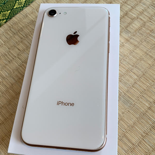 Apple(アップル)のiPhone8 64g gold Softbank  スマホ/家電/カメラのスマートフォン/携帯電話(スマートフォン本体)の商品写真