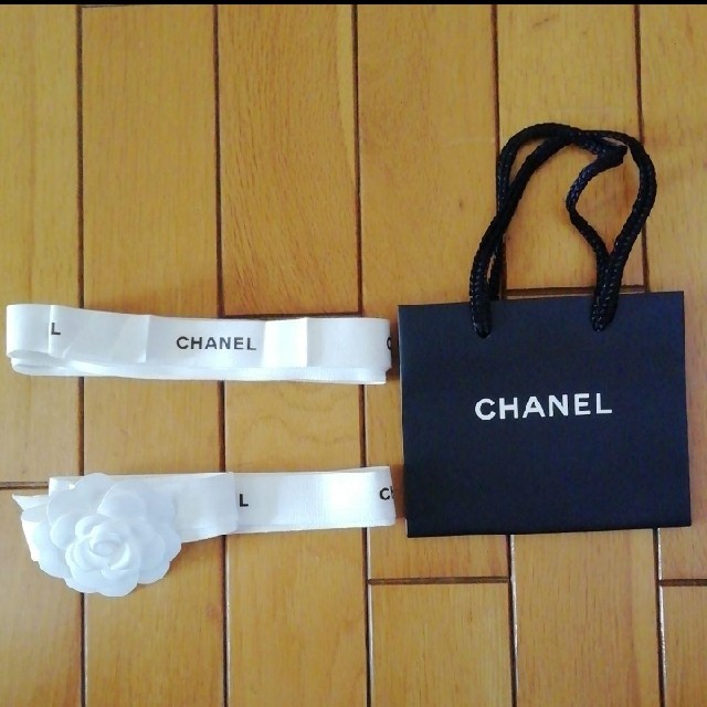 CHANEL(シャネル)のCHANEL　リボン2本　紙袋付 レディースのバッグ(ショップ袋)の商品写真