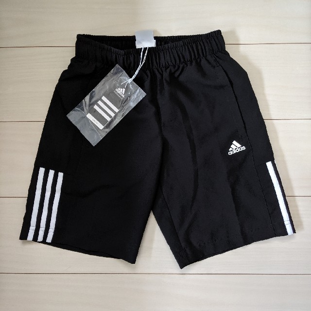 adidas(アディダス)のadidasハーフパンツ　キッズ キッズ/ベビー/マタニティのキッズ服男の子用(90cm~)(パンツ/スパッツ)の商品写真