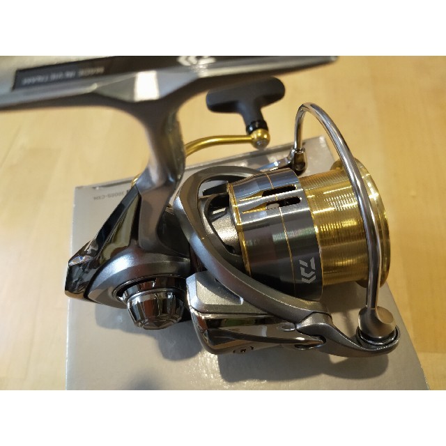 DAIWA(ダイワ)のDaiwaダイワ 18Freamsフリームス LT 3000S-CXH スポーツ/アウトドアのフィッシング(リール)の商品写真