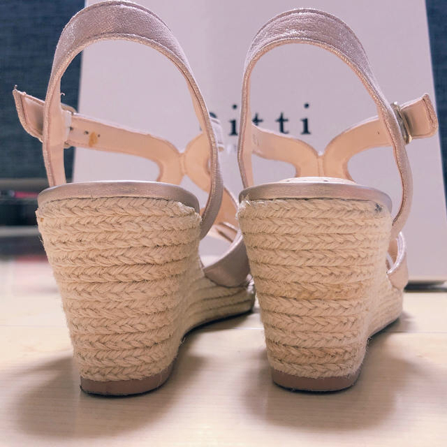 Pitti(ピッティ)の〜pitti feminine〜ウェッジソールピンクゴールドサンダル レディースの靴/シューズ(サンダル)の商品写真