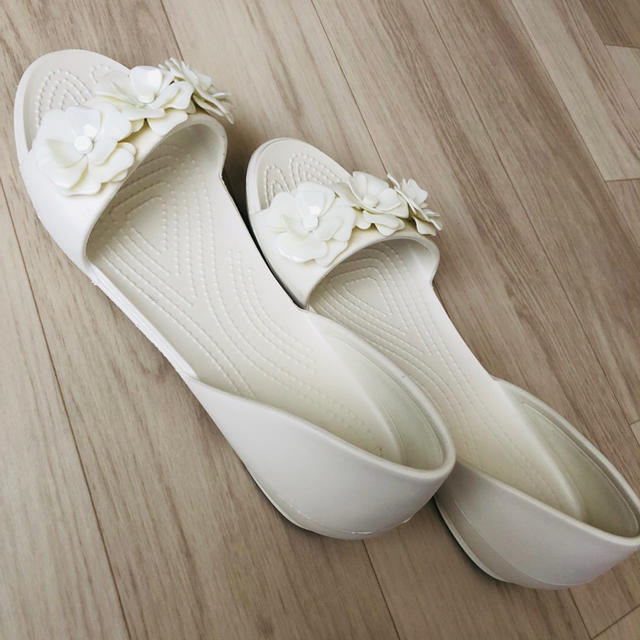 crocs(クロックス)のクロックス  リナ フラワー ホワイト レディースの靴/シューズ(サンダル)の商品写真