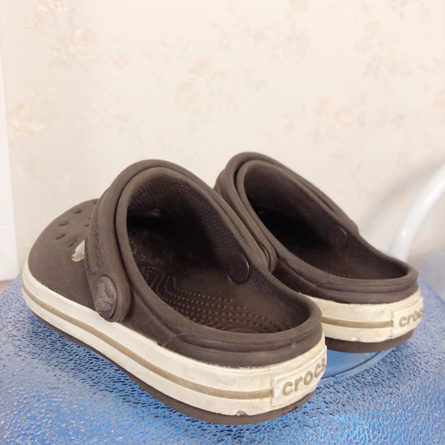 crocs(クロックス)のクロックス 茶色 C6/7 14.5センチ キッズ/ベビー/マタニティのベビー靴/シューズ(~14cm)(サンダル)の商品写真