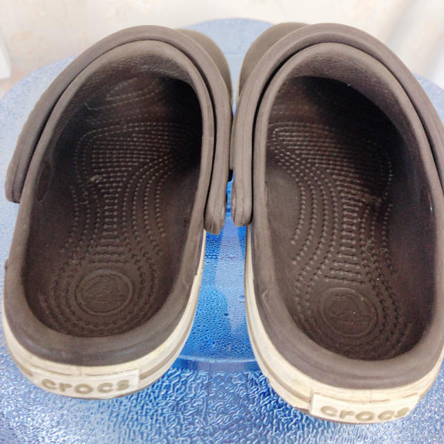 crocs(クロックス)のクロックス 茶色 C6/7 14.5センチ キッズ/ベビー/マタニティのベビー靴/シューズ(~14cm)(サンダル)の商品写真
