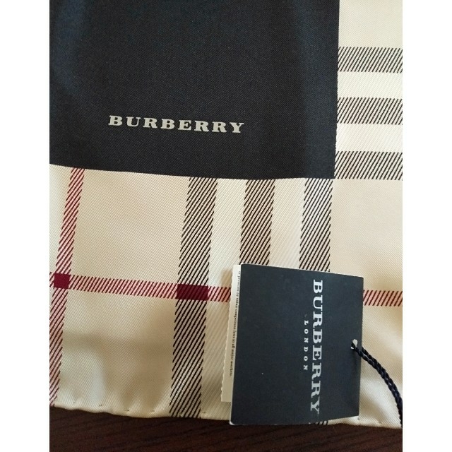 BURBERRY(バーバリー)の《ハチ様専用》新品タグ付き《バーバリー大判スカーフ》 レディースのファッション小物(バンダナ/スカーフ)の商品写真