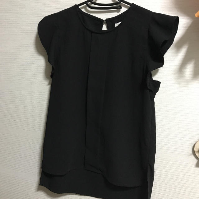 ZARA(ザラ)の袖フリルブラウス トップス 黒 ブラック レディースのトップス(シャツ/ブラウス(半袖/袖なし))の商品写真