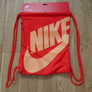 ナイキ(NIKE)のNIKE ナイキ ナップサック ヘリテージ オレンジ(リュック/バックパック)