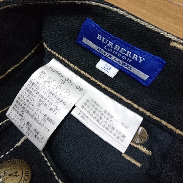 BURBERRY BLUE LABEL(バーバリーブルーレーベル)のバーバリーブルーレーベル 黒デニムパンツ レディースのパンツ(デニム/ジーンズ)の商品写真