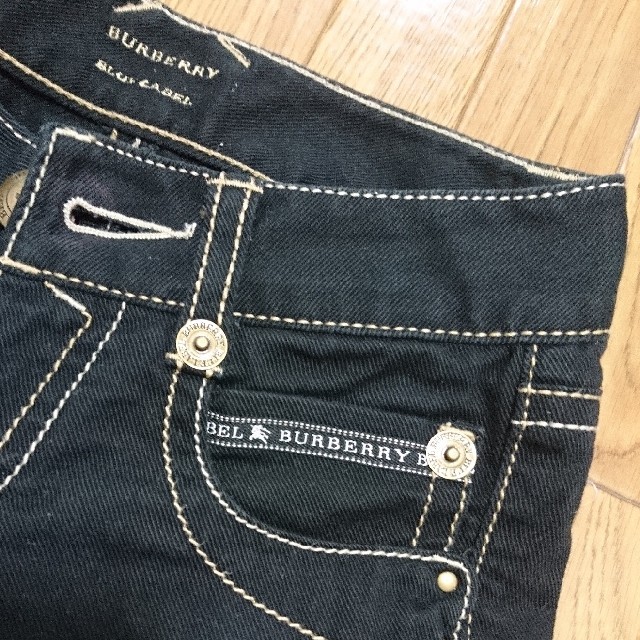 BURBERRY BLUE LABEL(バーバリーブルーレーベル)のバーバリーブルーレーベル 黒デニムパンツ レディースのパンツ(デニム/ジーンズ)の商品写真