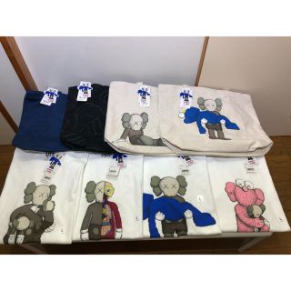 ユニクロ(UNIQLO)のユニクロ×カウズ バッグ全種類とTシャツ4種類セット UNIQLO KAWS(Tシャツ/カットソー(半袖/袖なし))