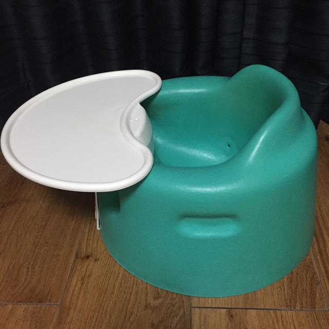 Bumbo(バンボ)のバンボ アクア テーブルあり 付属のベルトなし ベビーチェア ベビーソファ キッズ/ベビー/マタニティの寝具/家具(収納/チェスト)の商品写真