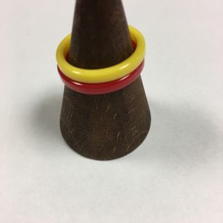 古着屋購入 プラスチック 2連リング 指輪 赤 黄色 (リング(指輪))