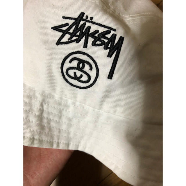 STUSSY(ステューシー)のSTUSSY whiteバケットハット メンズの帽子(ハット)の商品写真