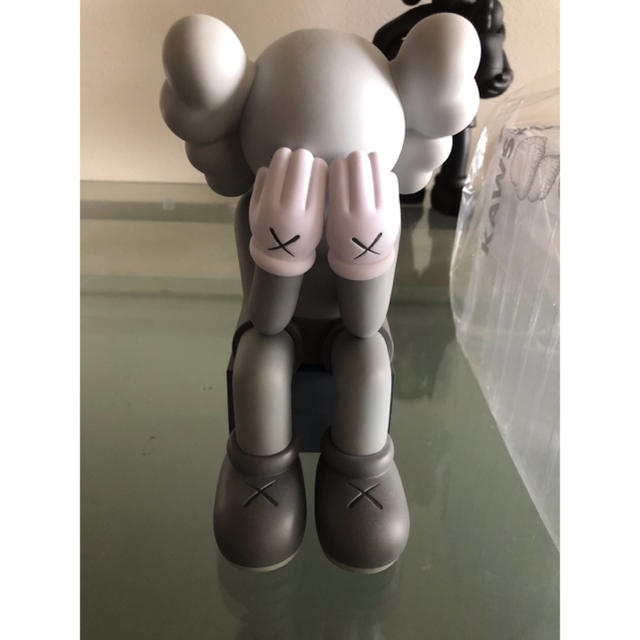 MEDICOM TOY(メディコムトイ)の美品 KAWS PASSING THROUGH GREY カウズ グレー エンタメ/ホビーのフィギュア(その他)の商品写真