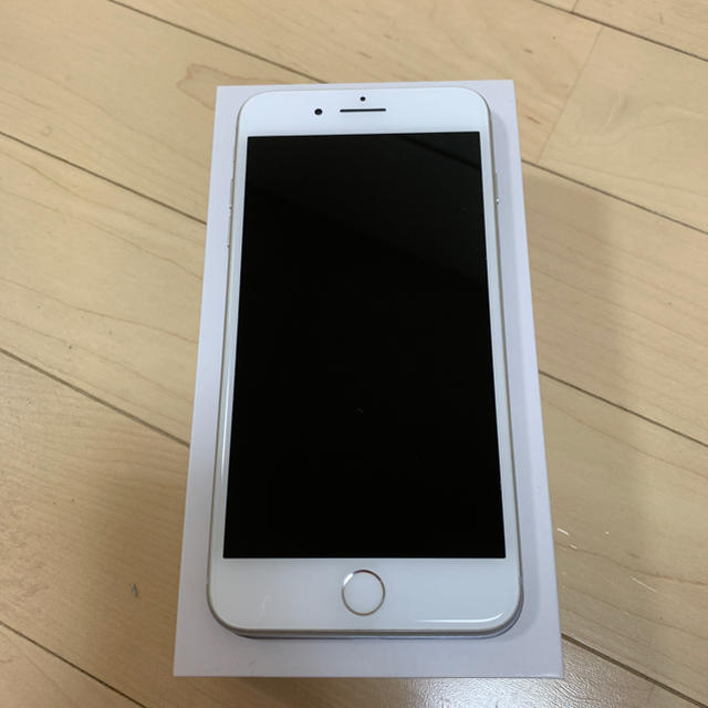 Apple(アップル)のiPhone8plus シルバー 256GB au SIMロック解除済 美品 スマホ/家電/カメラのスマートフォン/携帯電話(スマートフォン本体)の商品写真