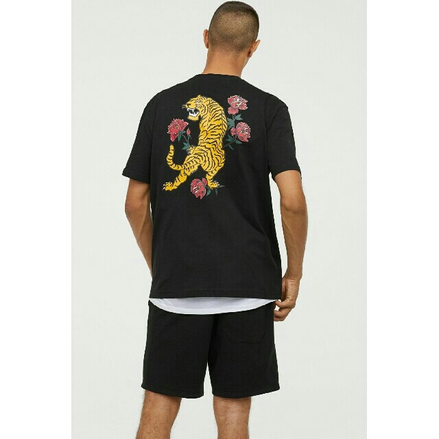 H&M(エイチアンドエム)の新品 完売 H&M Tシャツ タイガー 虎 デザインTシャツ 黒T M メンズのトップス(Tシャツ/カットソー(半袖/袖なし))の商品写真