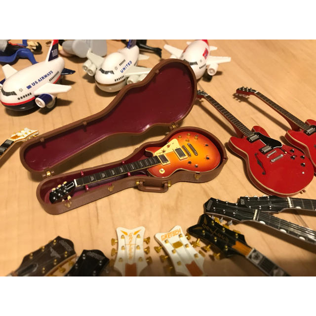 Gibson(ギブソン)のおもちゃ箱？扱い : ギター 玩具( ギブソン、グレッチ )、キーホルダー、他 楽器のギター(エレキギター)の商品写真