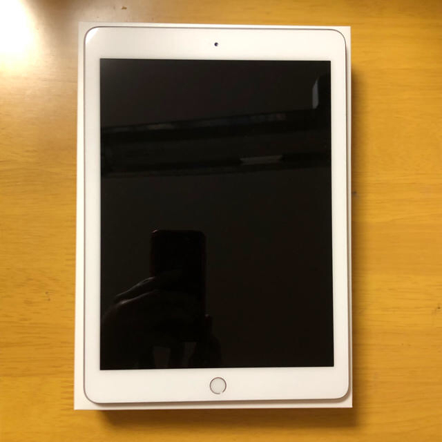iPad 第6世代 シルバー 32GB Wi-Fi 美品 カバーおまけ付き 1