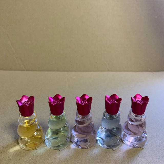 NINA RICCI(ニナリッチ)のNINA RICCI レベルドリッチ オードトワレ  4ml 5本 セット コスメ/美容の香水(香水(女性用))の商品写真