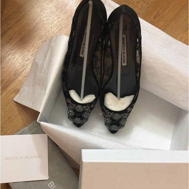 MANOLO BLAHNIK(マノロブラニク)の美品！マノロブラニク ハンギシ ブラックレース フラット 38 レディースの靴/シューズ(バレエシューズ)の商品写真