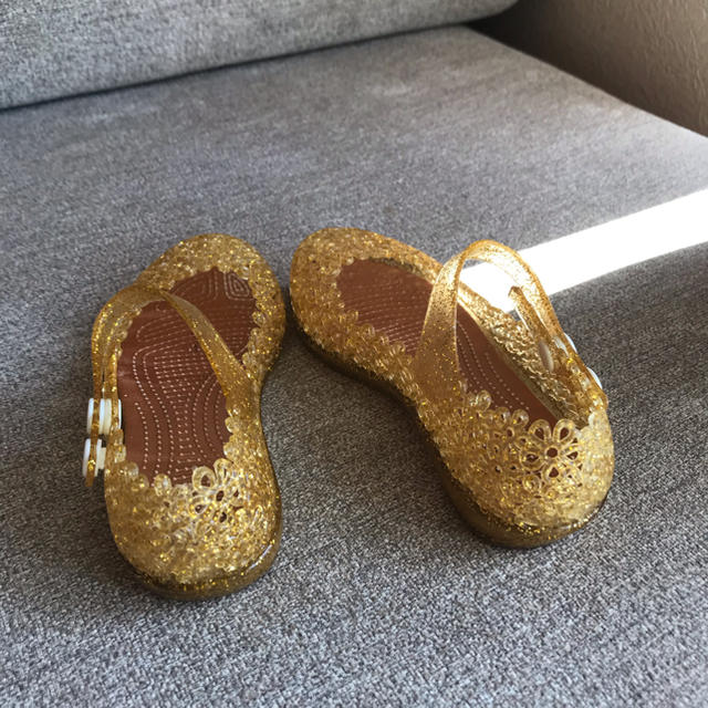 サンダル18cm 女の子イエローゴールド ストラップ付き キッズ/ベビー/マタニティのキッズ靴/シューズ(15cm~)(サンダル)の商品写真