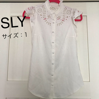 スライ(SLY)のSLY フリルブラウス♡オフホワイト (シャツ/ブラウス(半袖/袖なし))