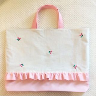 【完成品】ハンドメイド　フリルつき　レッスンバッグ　さくらんぼ　刺繍　女の子(バッグ/レッスンバッグ)