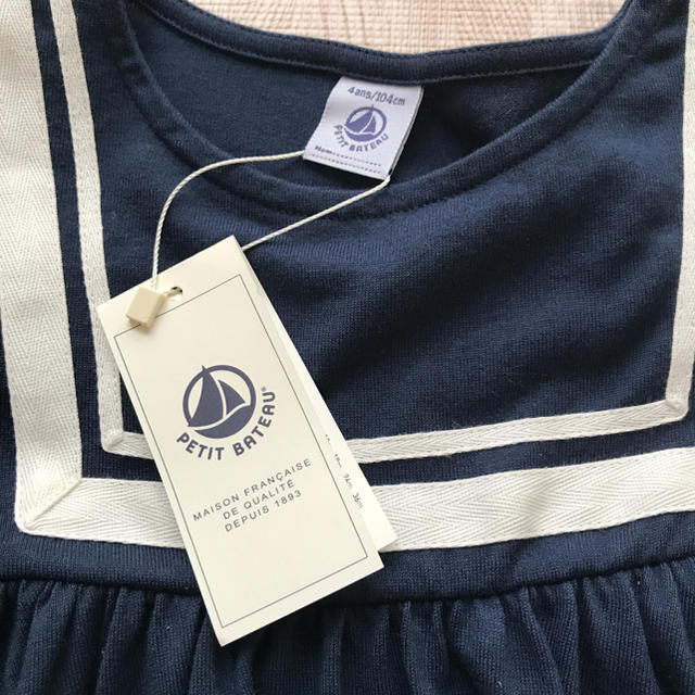 PETIT BATEAU(プチバトー)のプチバトー 今季 セーラーワンピース 新品タグ付き 4ans キッズ/ベビー/マタニティのキッズ服女の子用(90cm~)(ワンピース)の商品写真