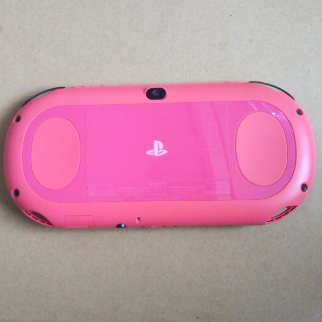 PlayStation Vita(プレイステーションヴィータ)のVita本体 Wi-Fiモデル PCH-2000 メモカ8gb ソフト1本セット エンタメ/ホビーのゲームソフト/ゲーム機本体(携帯用ゲーム機本体)の商品写真