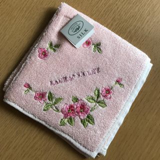 ローラアシュレイ(LAURA ASHLEY)のローラアシュレイ  シルク混  タオルハンカチ(ハンカチ)