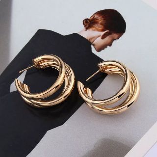 ザラ(ZARA)の三連ゴールドピアス☆(ピアス)