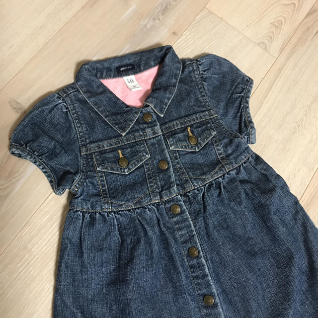 babyGAP(ベビーギャップ)のギャップGAP 双子デニムワンピース90サイズ 2点セット キッズ/ベビー/マタニティのキッズ服女の子用(90cm~)(ワンピース)の商品写真