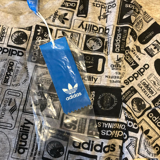 adidas(アディダス)のアディダス ロゴたっぷりTシャツグレー メンズのトップス(Tシャツ/カットソー(半袖/袖なし))の商品写真