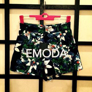 エモダ(EMODA)のボタニカルリーフ柄ショートパンツ(ショートパンツ)