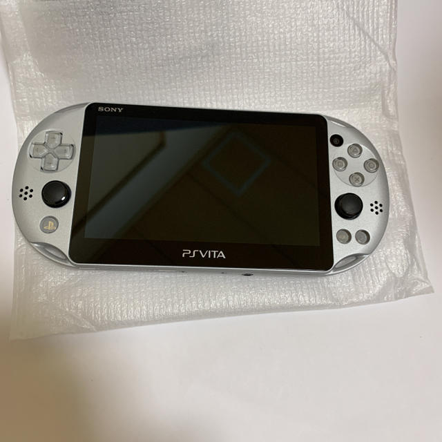 PlayStation Vita(プレイステーションヴィータ)のPlayStation®Vita（PCH-2000シリーズ） Wi-Fiモデル… エンタメ/ホビーのゲームソフト/ゲーム機本体(携帯用ゲーム機本体)の商品写真