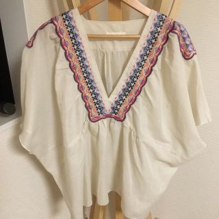 ジーナシス(JEANASIS)の【ジーナシス】 Vネック カラフルビーズ刺繍トップス(カットソー(半袖/袖なし))