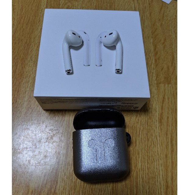 Apple(アップル)のairpods MV7N2J/A　with charging case　第2世代 スマホ/家電/カメラのオーディオ機器(ヘッドフォン/イヤフォン)の商品写真