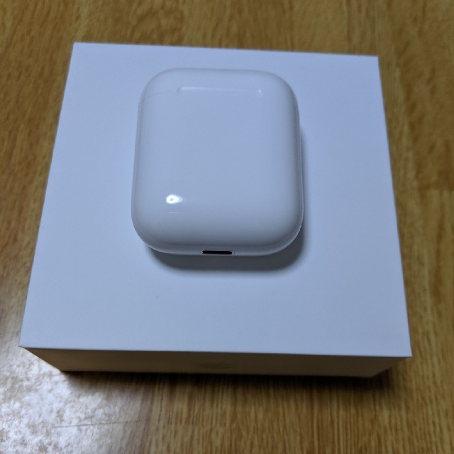 Apple(アップル)のairpods MV7N2J/A　with charging case　第2世代 スマホ/家電/カメラのオーディオ機器(ヘッドフォン/イヤフォン)の商品写真