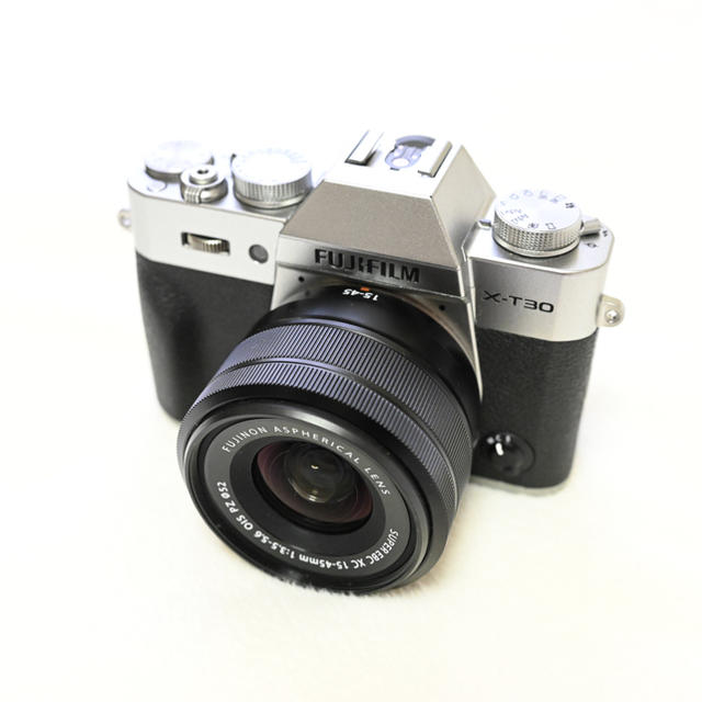 富士フイルム(フジフイルム)の美品 FUJIFILM X-T30 15-45mmレンズキット スマホ/家電/カメラのカメラ(ミラーレス一眼)の商品写真