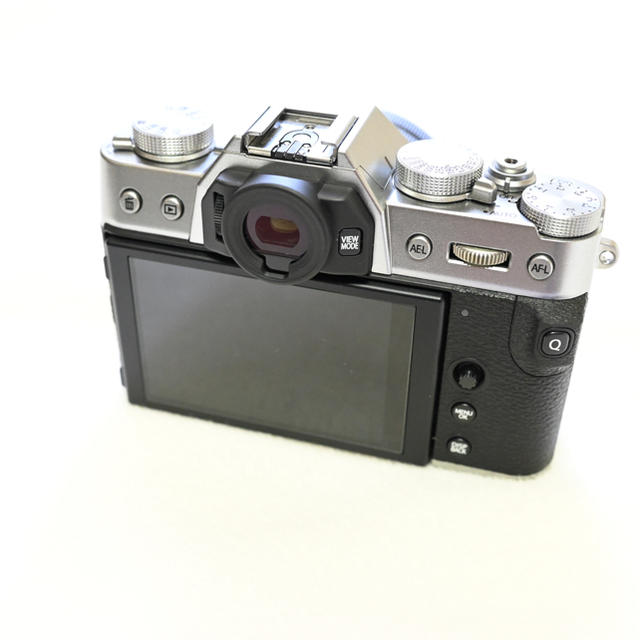 富士フイルム(フジフイルム)の美品 FUJIFILM X-T30 15-45mmレンズキット スマホ/家電/カメラのカメラ(ミラーレス一眼)の商品写真