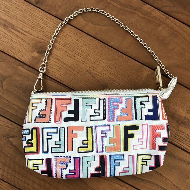 ✨希少•極美品✨FENDI ホワイトレッドズッカ柄 アクセサリーポーチ