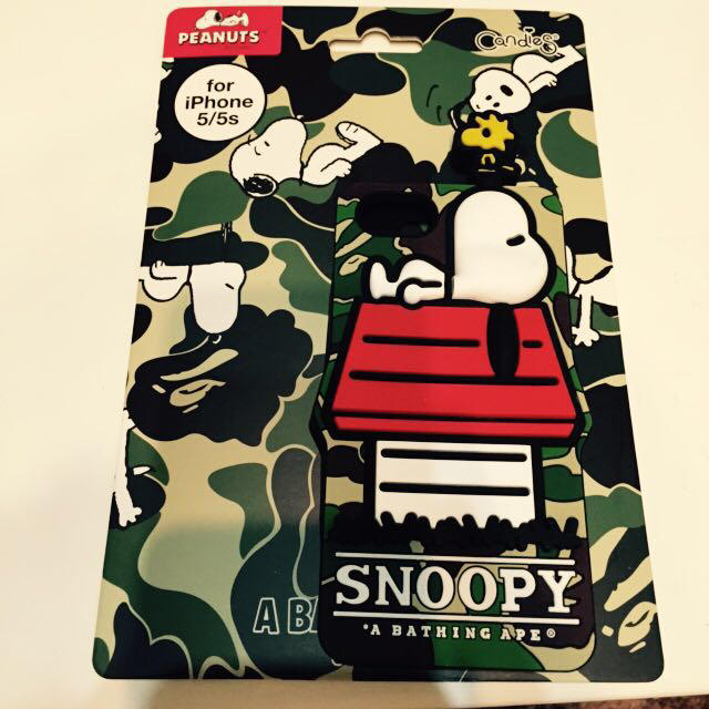 A BATHING APE(アベイシングエイプ)のスヌーピーAPEコラボiPhoneカバー スマホ/家電/カメラのスマホアクセサリー(モバイルケース/カバー)の商品写真