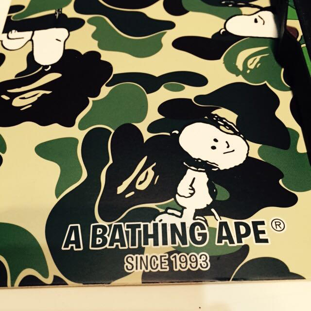 A BATHING APE(アベイシングエイプ)のスヌーピーAPEコラボiPhoneカバー スマホ/家電/カメラのスマホアクセサリー(モバイルケース/カバー)の商品写真