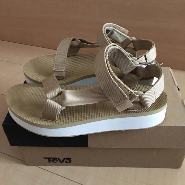 Teva(テバ)のteva サンダル ベージュ(Lark) 24.0cm  レディースの靴/シューズ(サンダル)の商品写真