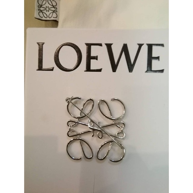LOEWE(ロエベ)のロエベ　LOEWE　ブローチ レディースのアクセサリー(ブローチ/コサージュ)の商品写真