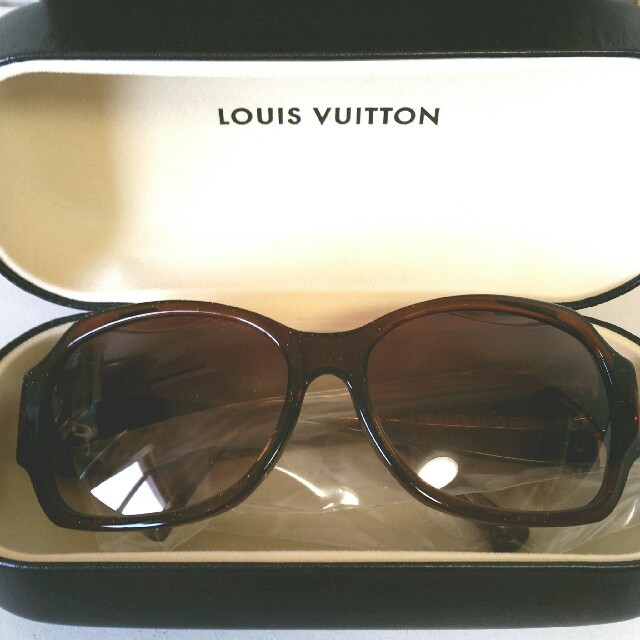 LOUIS VUITTON(ルイヴィトン)の【ほぼ未使用】ルイヴィトン サングラス レディースのファッション小物(サングラス/メガネ)の商品写真