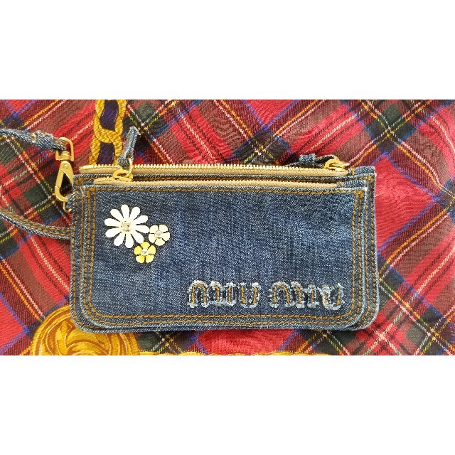 miumiu(ミュウミュウ)の　miumiuストラップ付きデニムポーチ レディースのファッション小物(ポーチ)の商品写真